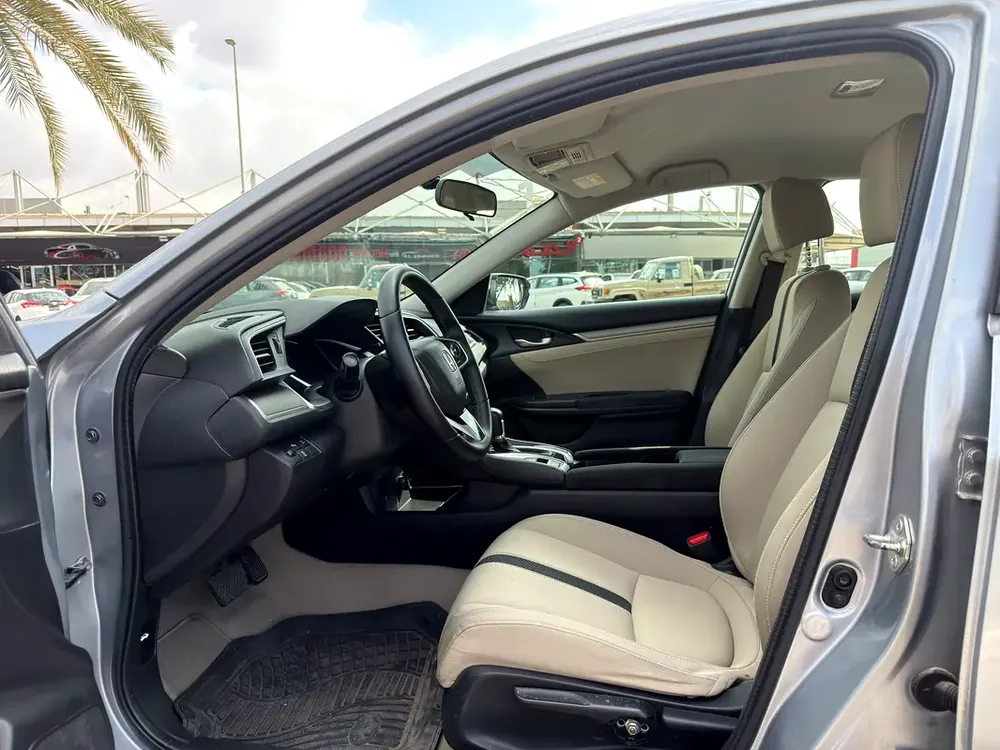 Honda civic EX 2017, Gcc , full automatic - Image 9