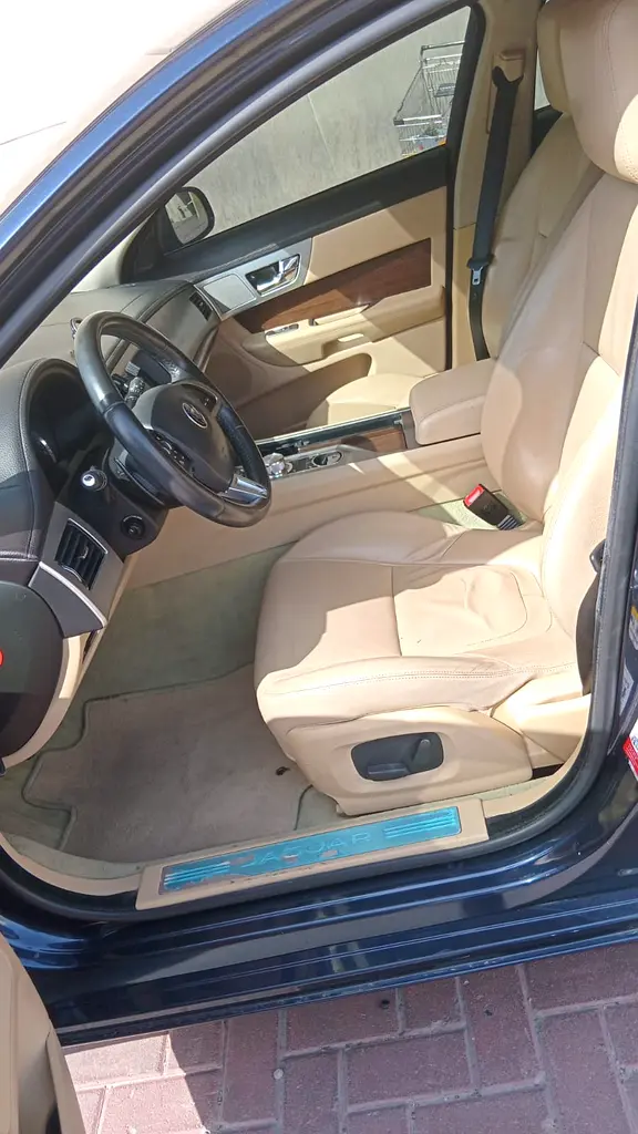 Jaguar XF Prestige 2014 - GCC Specs - Excellent Condition Lady Driven - Image 10