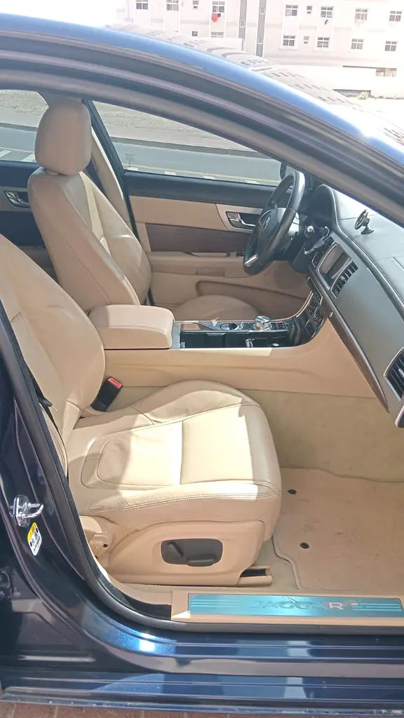 Jaguar XF Prestige 2014 - GCC Specs - Excellent Condition Lady Driven - Image 11