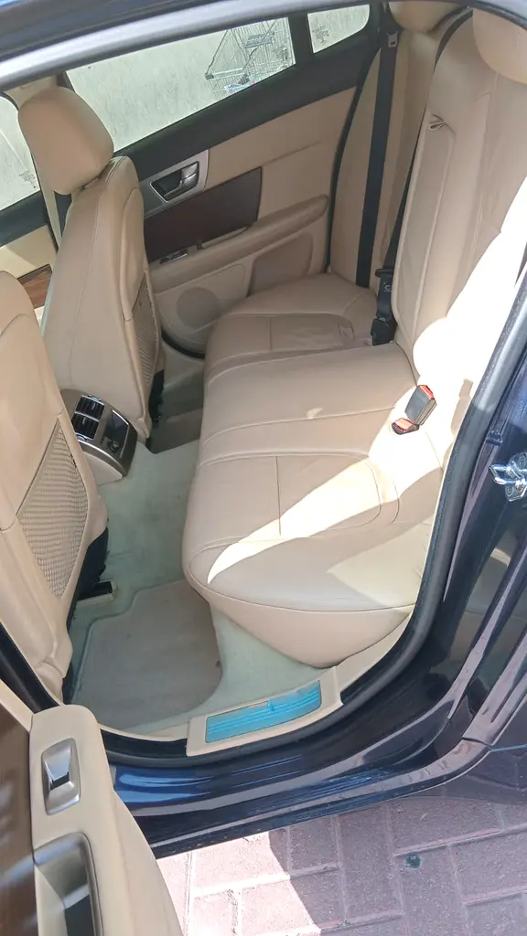 Jaguar XF Prestige 2014 - GCC Specs - Excellent Condition Lady Driven - Image 13