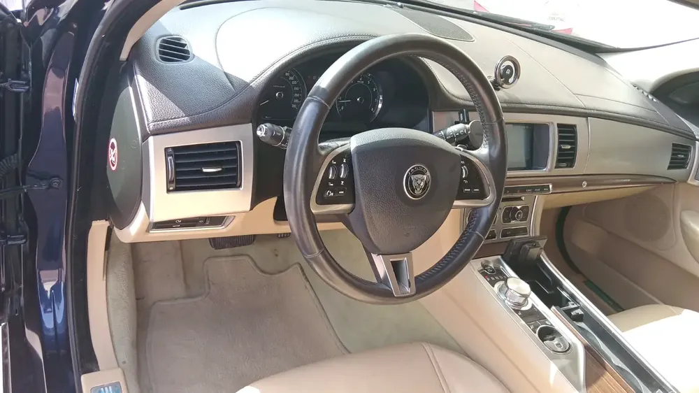Jaguar XF Prestige 2014 - GCC Specs - Excellent Condition Lady Driven - Image 9