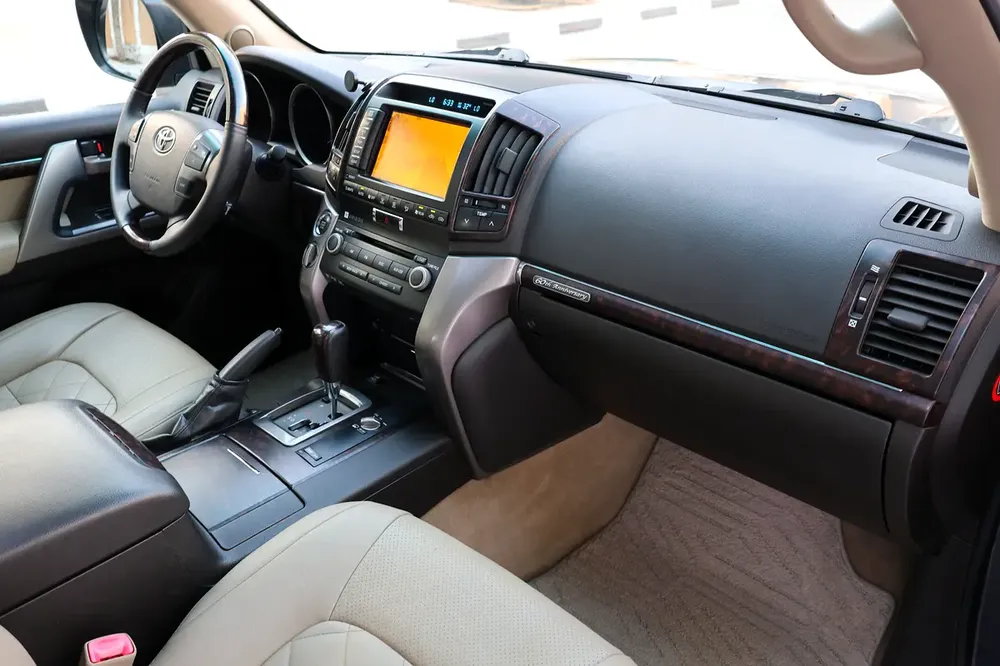 Toyota Land Cruiser VXR 2011 -153000KM- GCC Specs - Well Maintained - Image 14