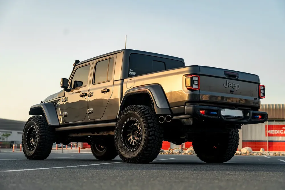 Jeep Gladiator with Hemi 6.4 - Image 8