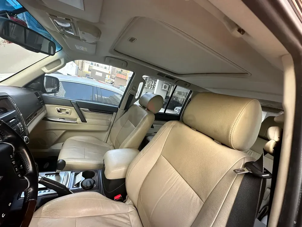 Mitsubishi Pajero GLS Top 5 Door, 2015, GCC Specs - Well Maintained! - Image 9