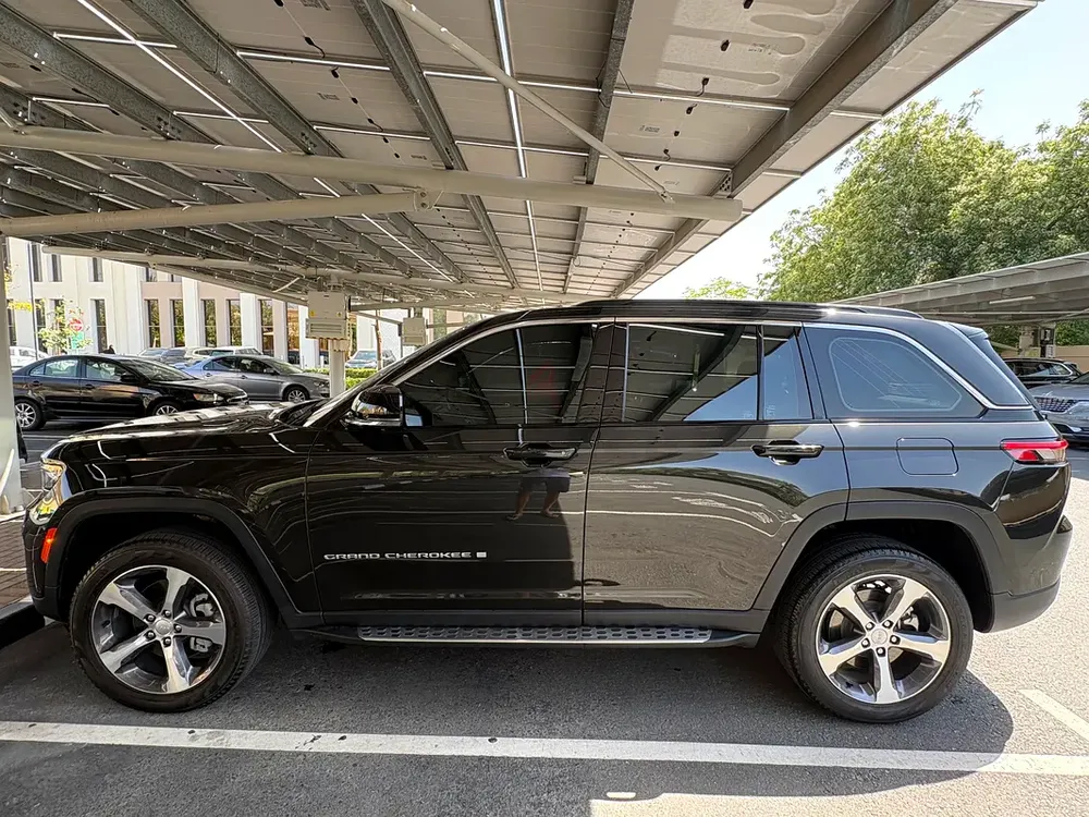 Luxury Jeep Grand Cherokee Limited - As New - Image 6