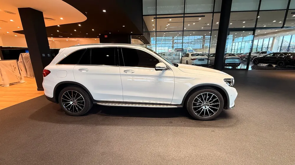 GCC Specs Mercedes-Benz GLC 250 AMG 4MATIC 2018 - - Full Service History -2 Free Services - Image 4