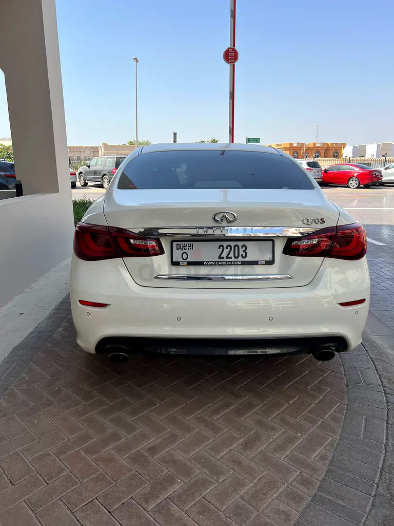 RARE CATCH! 2016 Infiniti Q70S 5.6 V8 | Only 32,000 KM | GCC Specs | Mint Condition - Image 4