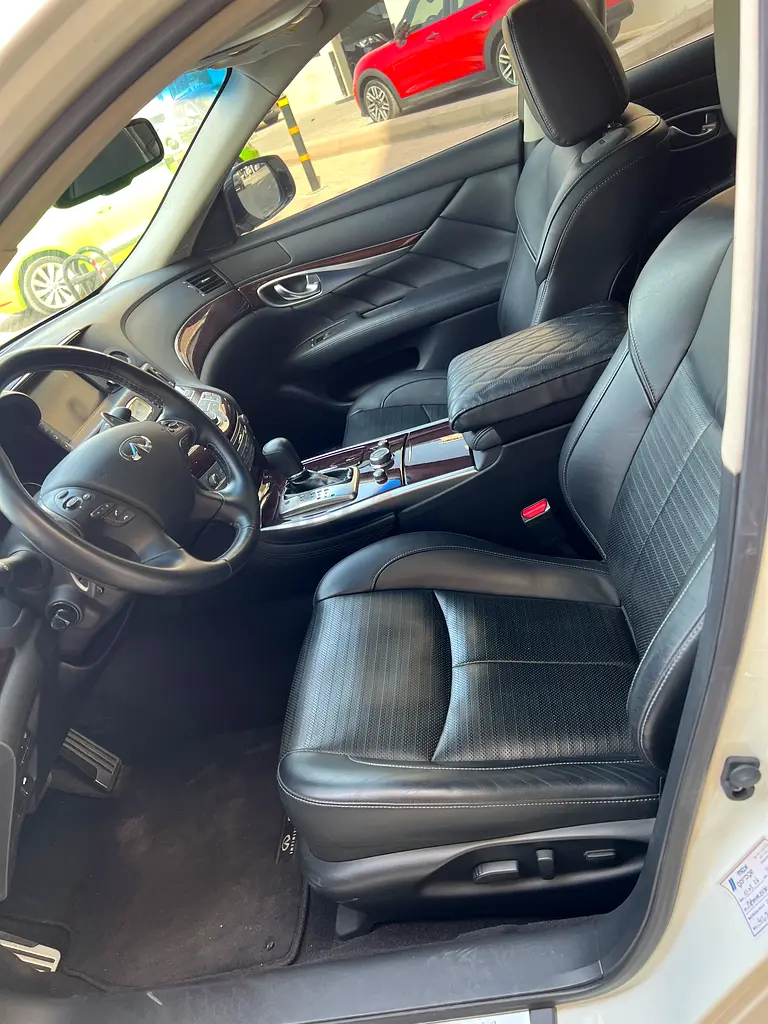RARE CATCH! 2016 Infiniti Q70S 5.6 V8 | Only 32,000 KM | GCC Specs | Mint Condition - Image 5