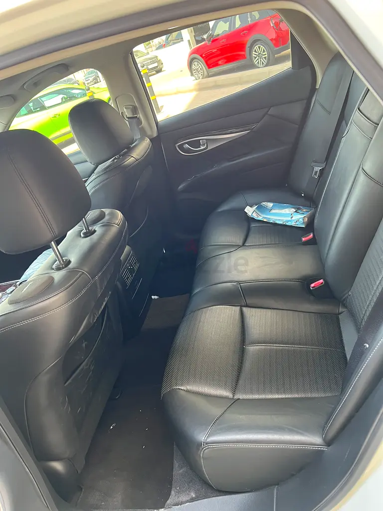 RARE CATCH! 2016 Infiniti Q70S 5.6 V8 | Only 32,000 KM | GCC Specs | Mint Condition - Image 6