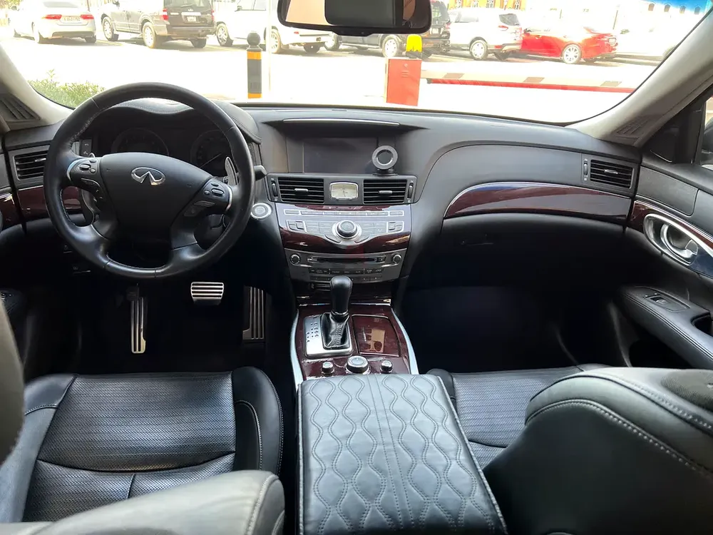 RARE CATCH! 2016 Infiniti Q70S 5.6 V8 | Only 32,000 KM | GCC Specs | Mint Condition - Image 7
