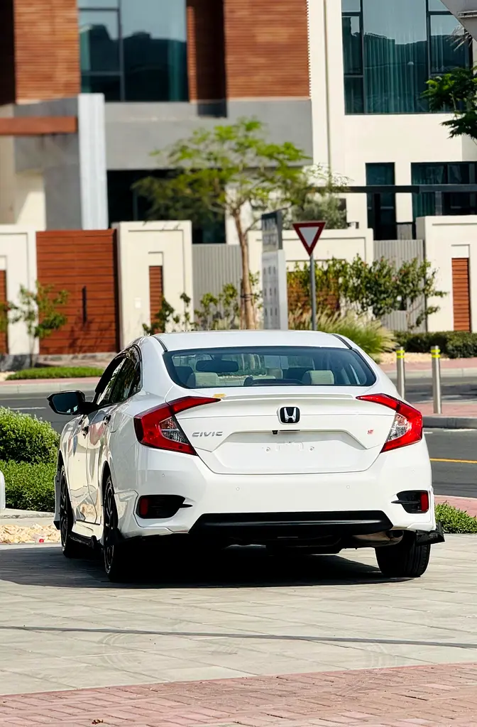 Honda Civic LX Sport 2019 - GCC Specs - Excellent Condition! - Image 8