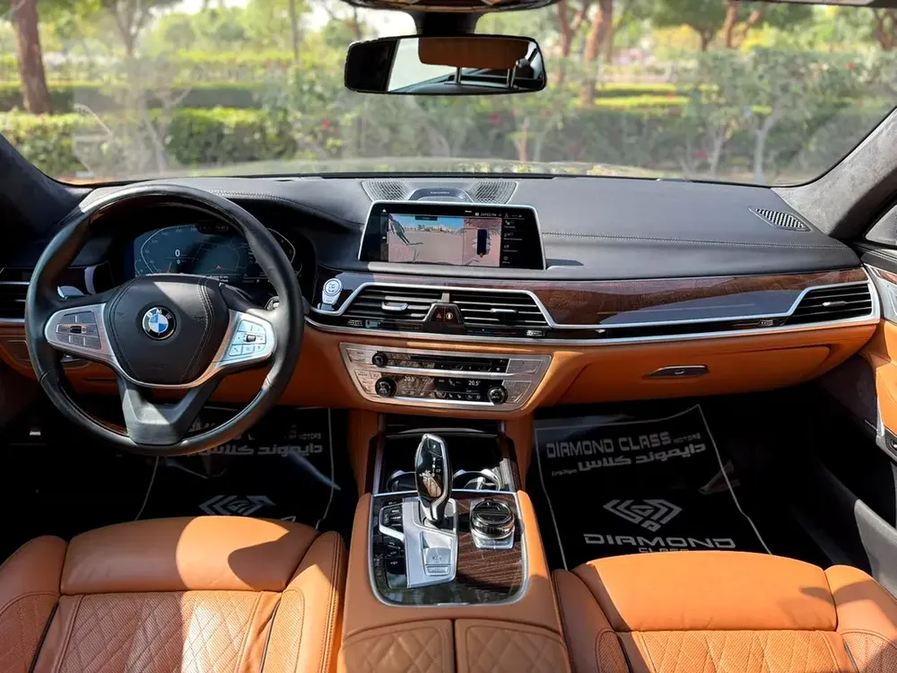BMW 750Li GCC Top Option Original km - Image 8