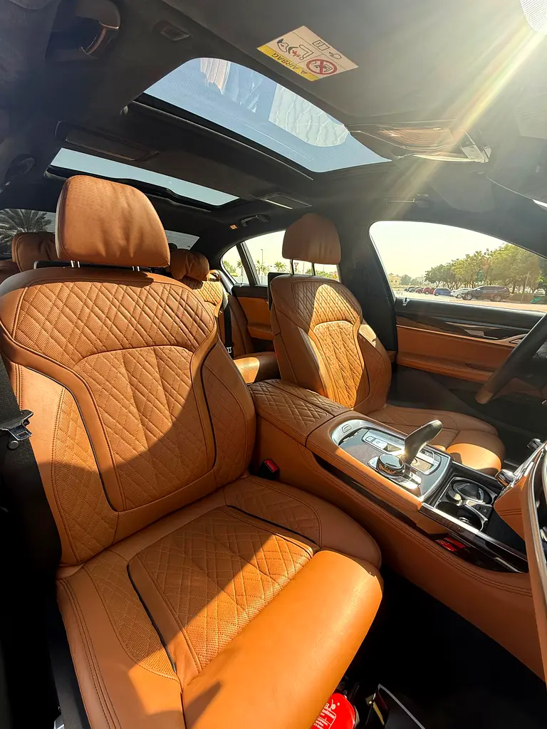 BMW 750Li GCC Top Option Original km - Image 9