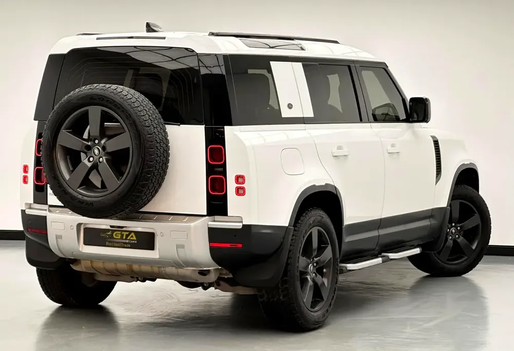2024 Land Rover Defender 110 SE P300, Sep/2028 Land Rover Warranty, Full Service History, GCC - Image 4