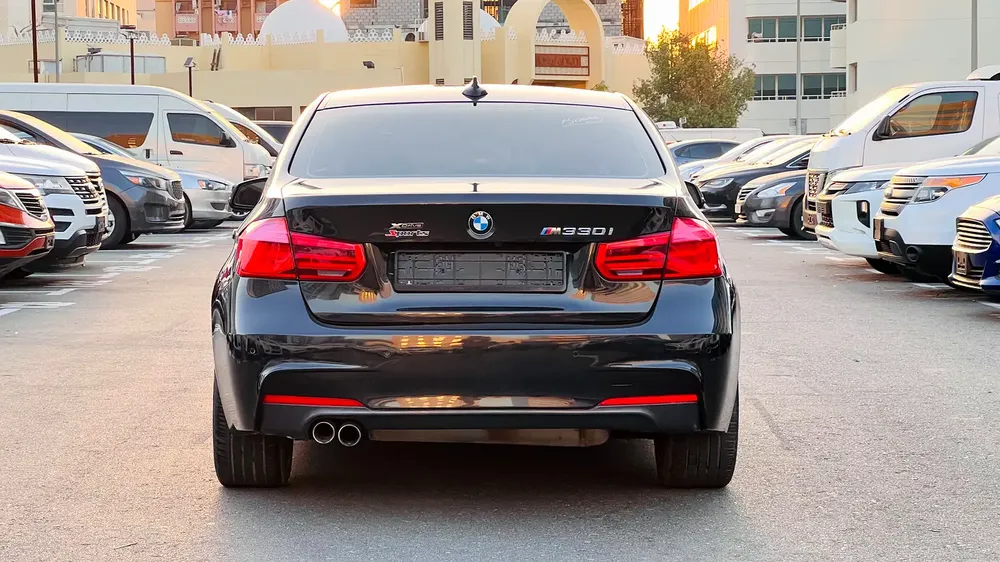 330I GCC SPEC SINGLE OWNER , ACCIDENT FREE FULLY LOADED, 100% BANK LOAN ALSO AVAILABLE - Image 5