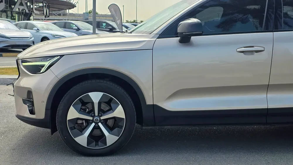 2024 VOLVO XC40 B4 ULTIMATE | AL FUTTAIM WARRANTY | GCC SPEC | 30,797 KM DRIVEN - Image 4