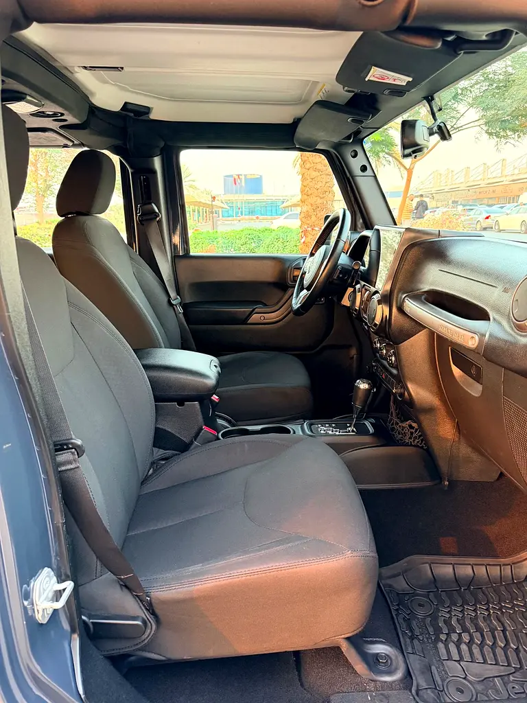 JEEP WRANGLER SPORT FULL OPTION GCC SPECS SINCE OWNER ORGINAL PAINT - Image 12