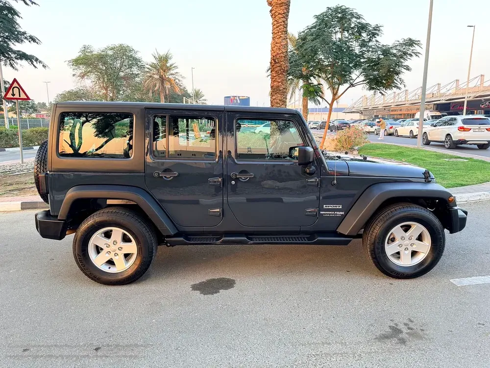 JEEP WRANGLER SPORT FULL OPTION GCC SPECS SINCE OWNER ORGINAL PAINT - Image 4