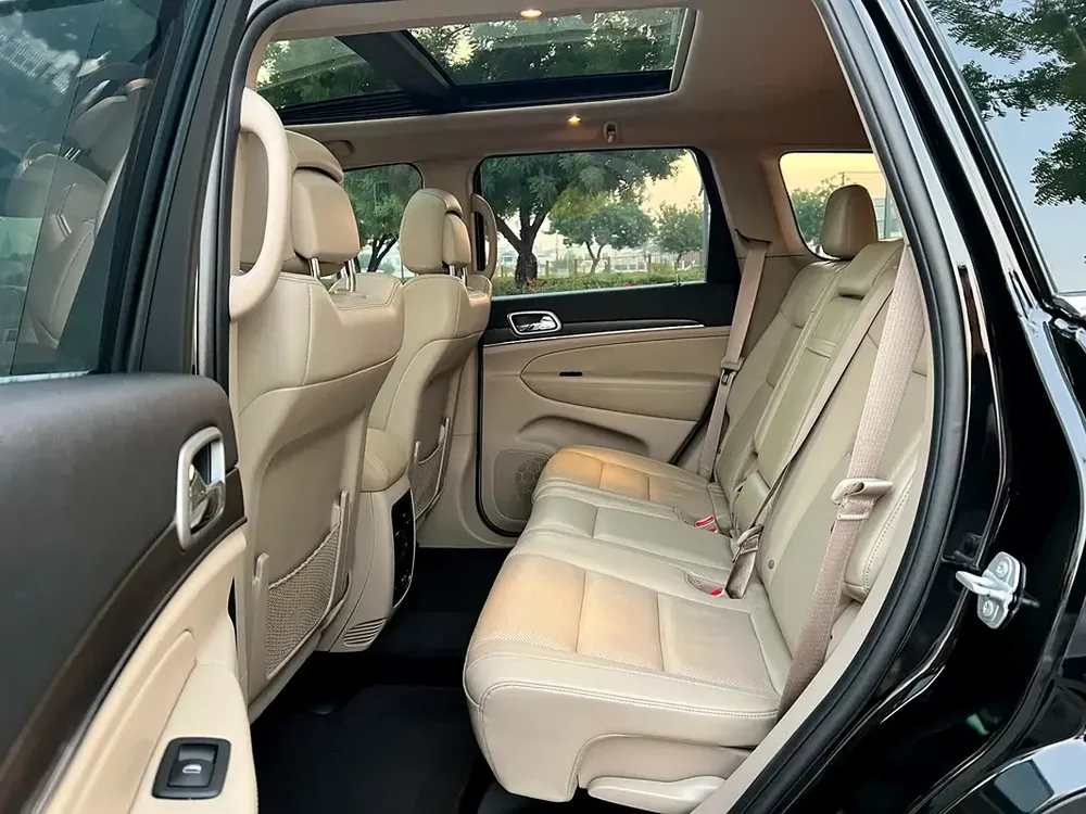 Jeep Grand Cherokee Limited V6 3.6L 2018, GCC Specs, Excellent Condition, Original Paint, 2 Keys - Image 14