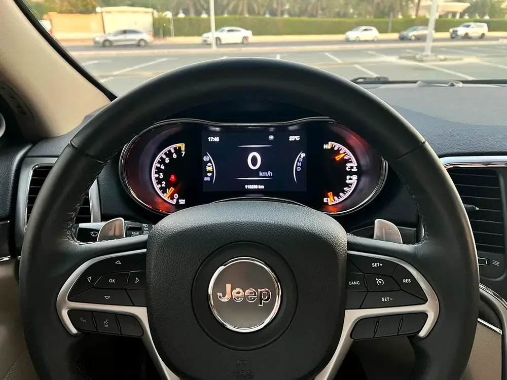 Jeep Grand Cherokee Limited V6 3.6L 2018, GCC Specs, Excellent Condition, Original Paint, 2 Keys - Image 9