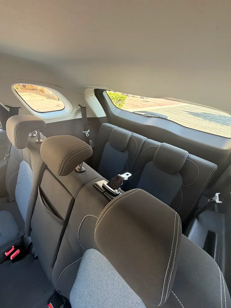 Gcc Specs, 7 Seats, Original Paint - Image 12