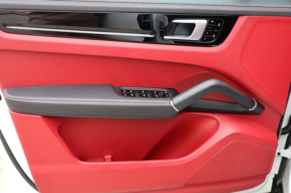 2020 Porsche Cayenne Coupe GCC Specs - Excellent Condition under Porsche warranty - Image 10