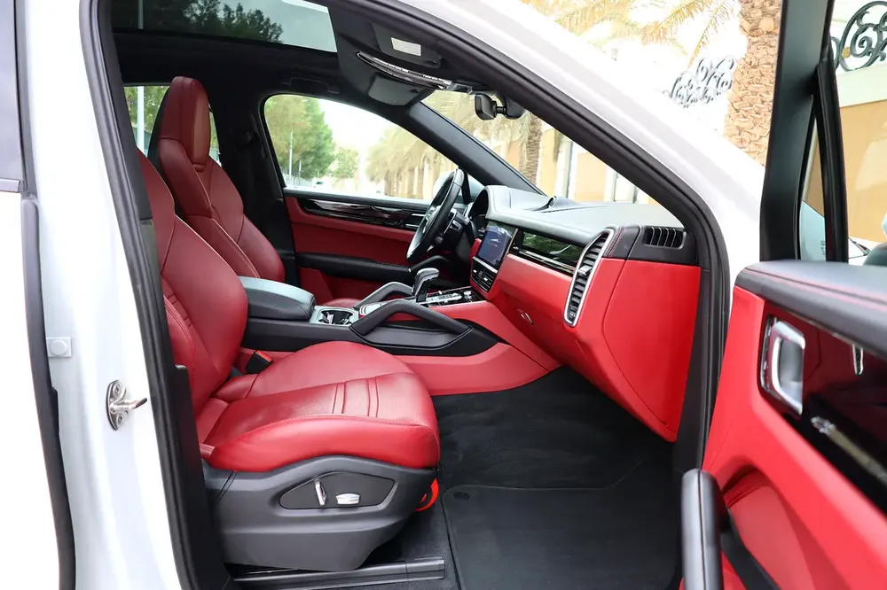 2020 Porsche Cayenne Coupe GCC Specs - Excellent Condition under Porsche warranty - Image 15