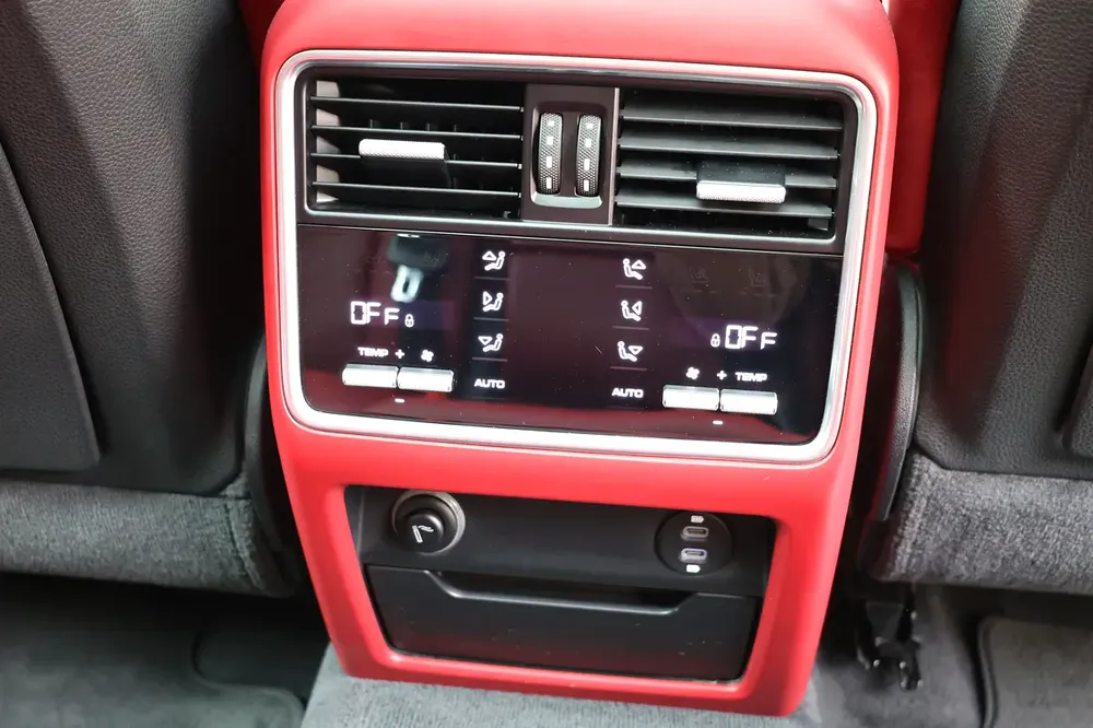 2020 Porsche Cayenne Coupe GCC Specs - Excellent Condition under Porsche warranty - Image 16