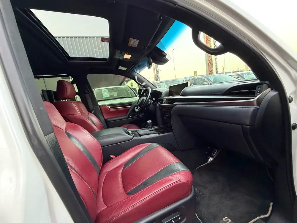 Lexus LX 570 Signature 2021 GCC Specs full option under warranty - Image 4