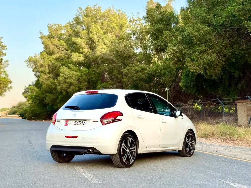 Peugeot 208 GT Line 2017 GCC Specs - Top Condition - Image 4