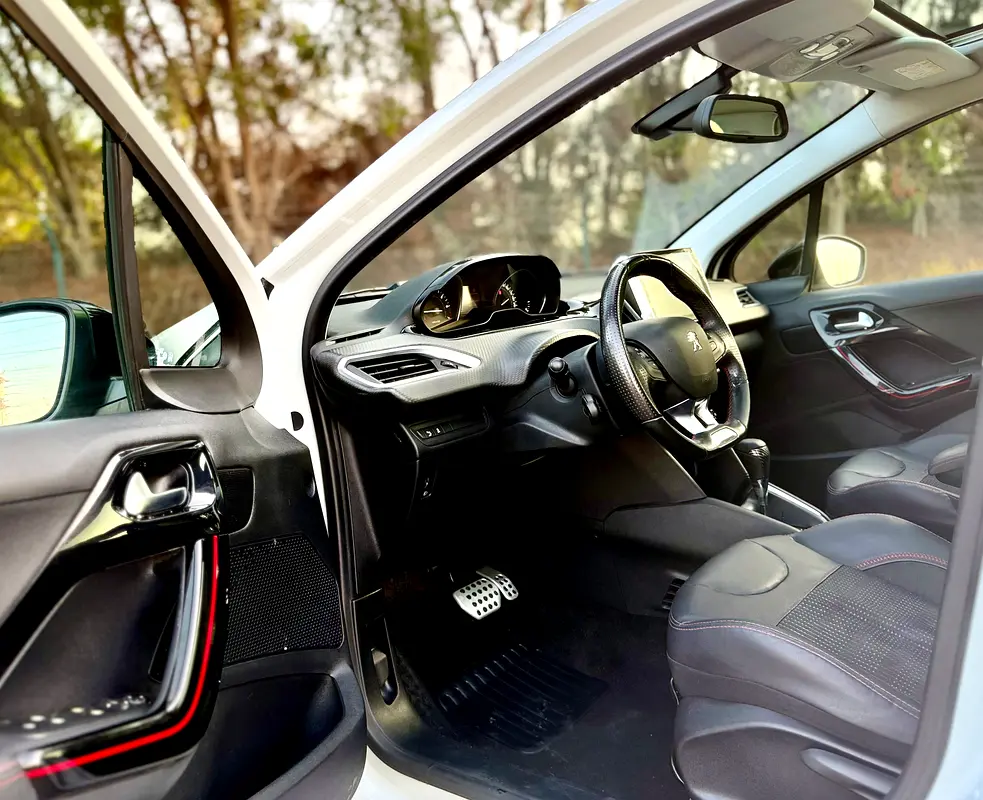 Peugeot 208 GT Line 2017 GCC Specs - Top Condition - Image 7
