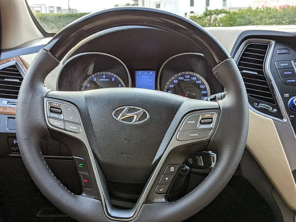 Hyundai Santa Fe 2016 GCC Mint Condition With Beige Interior Super 7 Seater Family SUV - Image 11