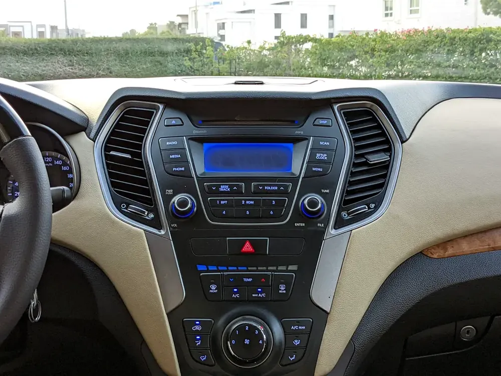 Hyundai Santa Fe 2016 GCC Mint Condition With Beige Interior Super 7 Seater Family SUV - Image 12