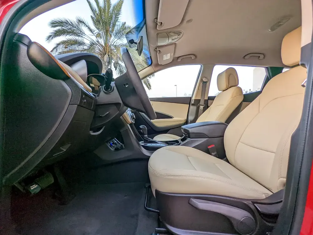 Hyundai Santa Fe 2016 GCC Mint Condition With Beige Interior Super 7 Seater Family SUV - Image 7