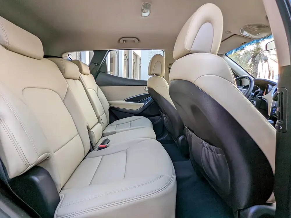 Hyundai Santa Fe 2016 GCC Mint Condition With Beige Interior Super 7 Seater Family SUV - Image 9