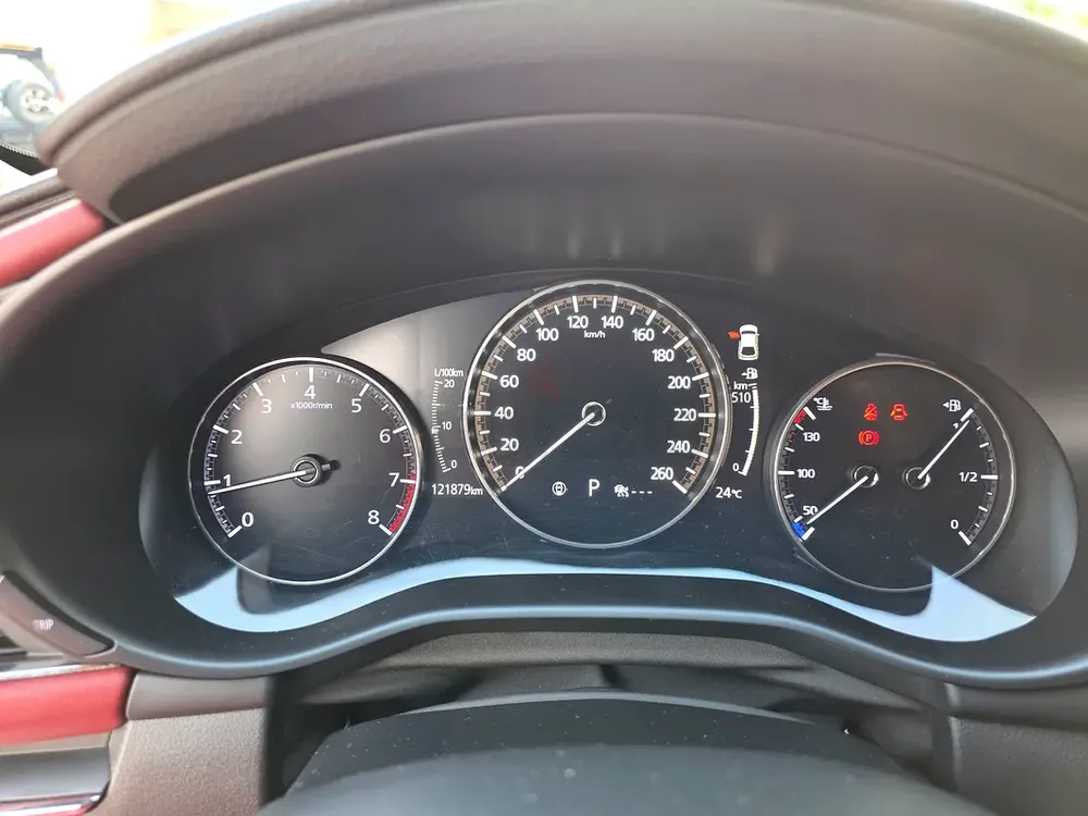 Mazda 3 Hatchback, GCC spec, 2nd owner, Full Service History with Mazda - Image 6