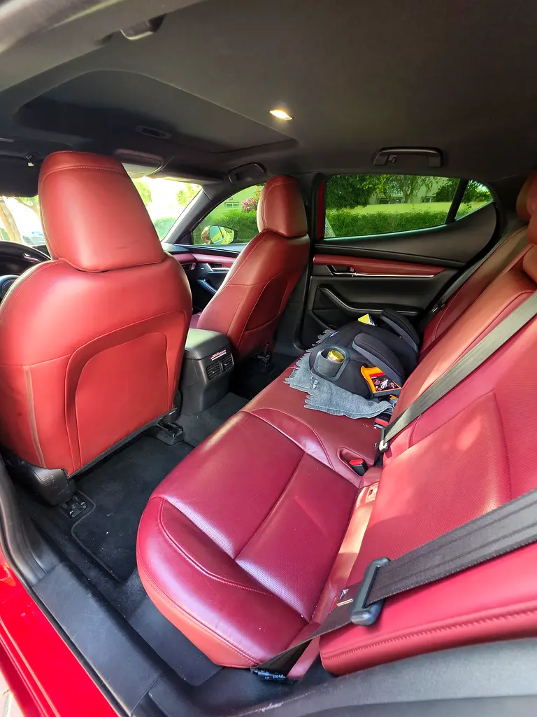 Mazda 3 Hatchback, GCC spec, 2nd owner, Full Service History with Mazda - Image 7