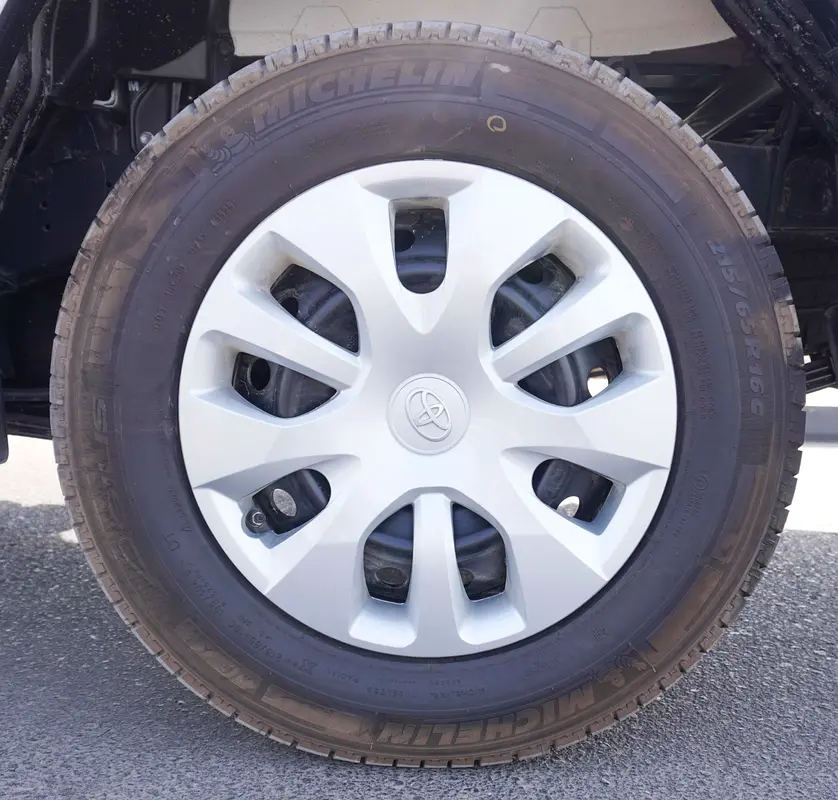2025 MODEL TOYOTA-HILUX 4X2 2.7L A/T - Image 5