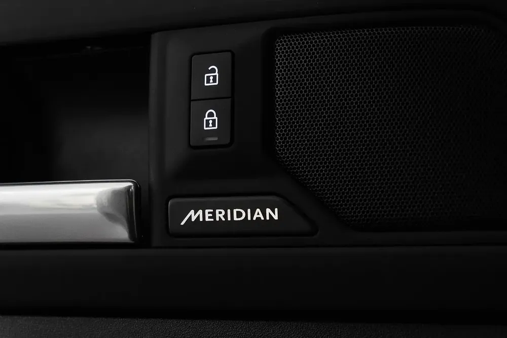2025 Land Rover Defender 110 X-Dynamic HSE P400 / Land Rover Warranty  Service Pack - Image 10