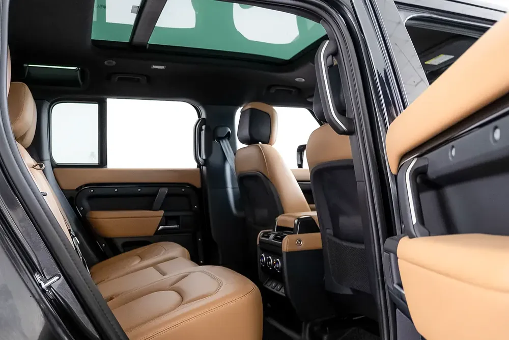 2025 Land Rover Defender 110 X-Dynamic HSE P400 / Land Rover Warranty  Service Pack - Image 14