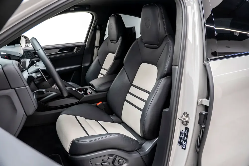 GCC SPECS AL NABOODAH WARRANTY - 2025 PORSCHE CAYENNE TURBO GT - CERAMIC BRAKES - EXPOSED CARBON - Image 12