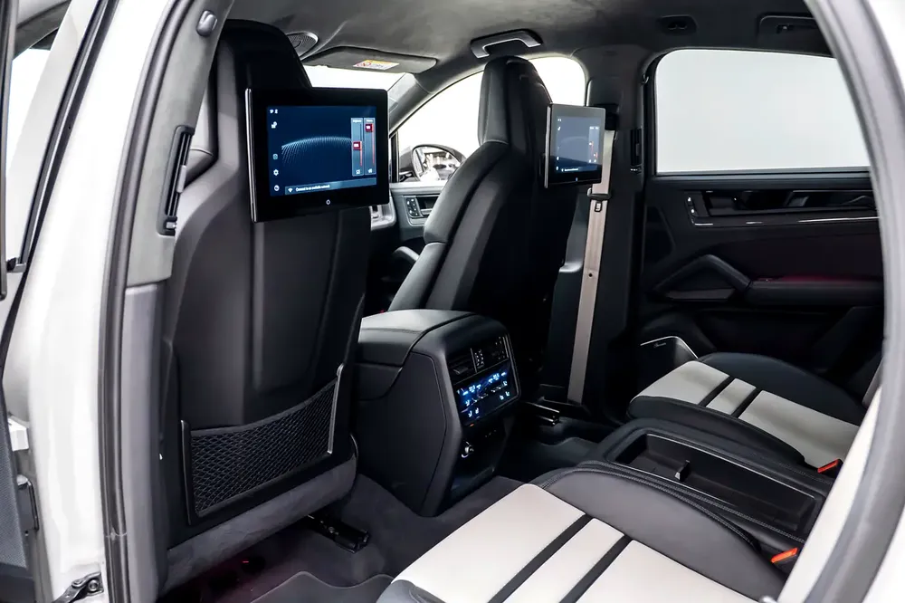 GCC SPECS AL NABOODAH WARRANTY - 2025 PORSCHE CAYENNE TURBO GT - CERAMIC BRAKES - EXPOSED CARBON - Image 13
