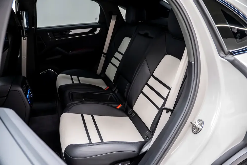 GCC SPECS AL NABOODAH WARRANTY - 2025 PORSCHE CAYENNE TURBO GT - CERAMIC BRAKES - EXPOSED CARBON - Image 15