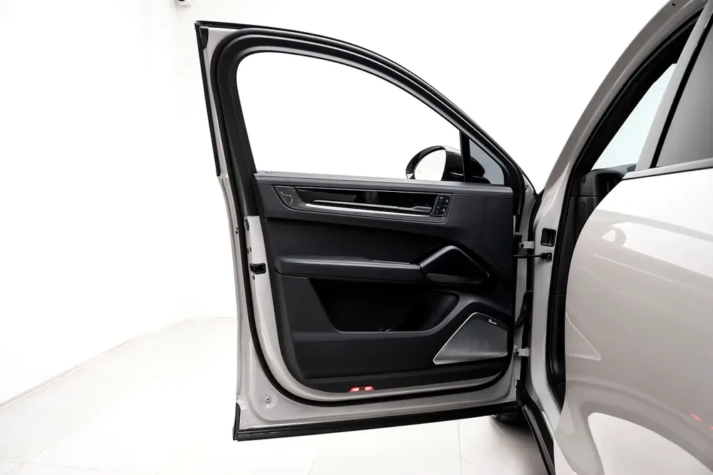 GCC SPECS AL NABOODAH WARRANTY - 2025 PORSCHE CAYENNE TURBO GT - CERAMIC BRAKES - EXPOSED CARBON - Image 17