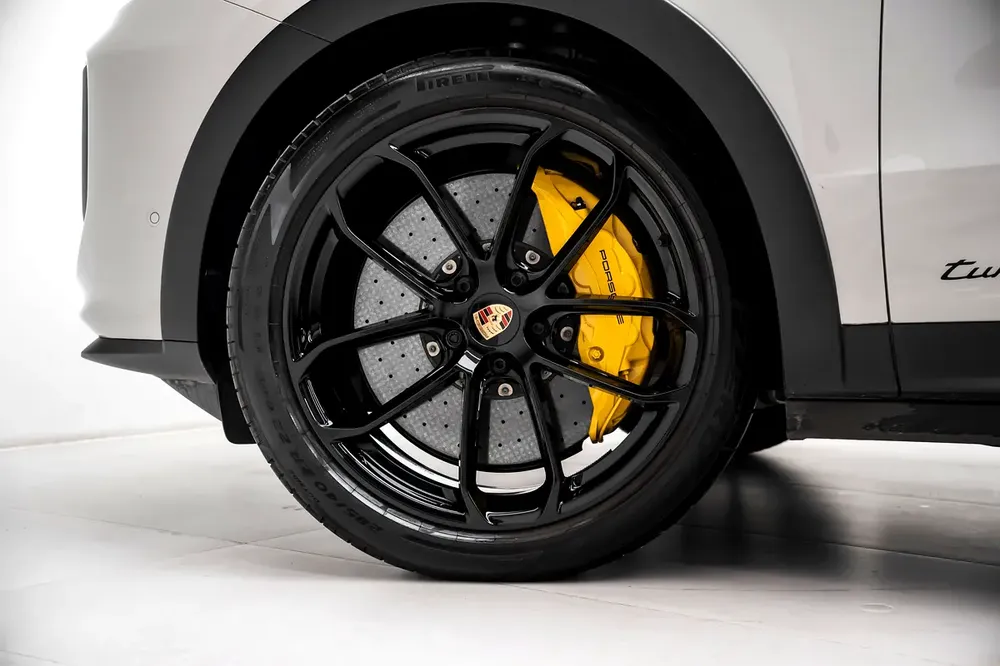 GCC SPECS AL NABOODAH WARRANTY - 2025 PORSCHE CAYENNE TURBO GT - CERAMIC BRAKES - EXPOSED CARBON - Image 5