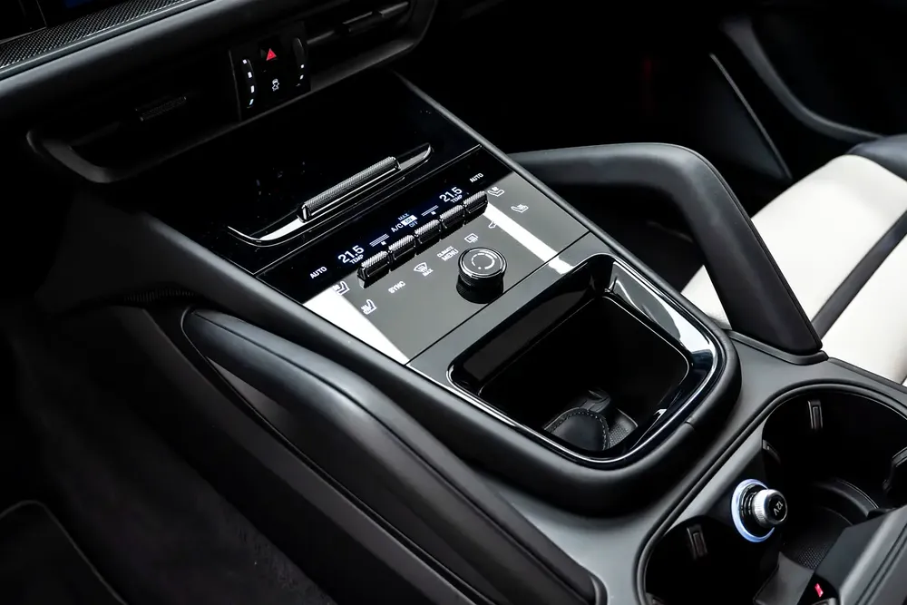 GCC SPECS AL NABOODAH WARRANTY - 2025 PORSCHE CAYENNE TURBO GT - CERAMIC BRAKES - EXPOSED CARBON - Image 7