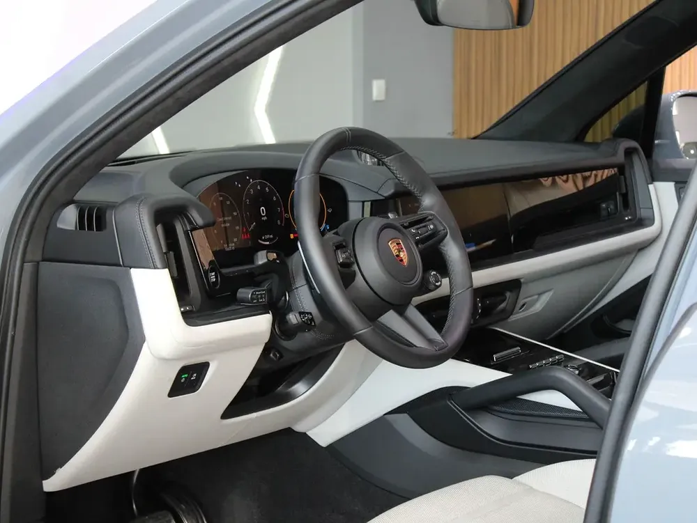 2025 - Porsche Cayenne GTS with warranty for 488,000.00 AED - Image 10