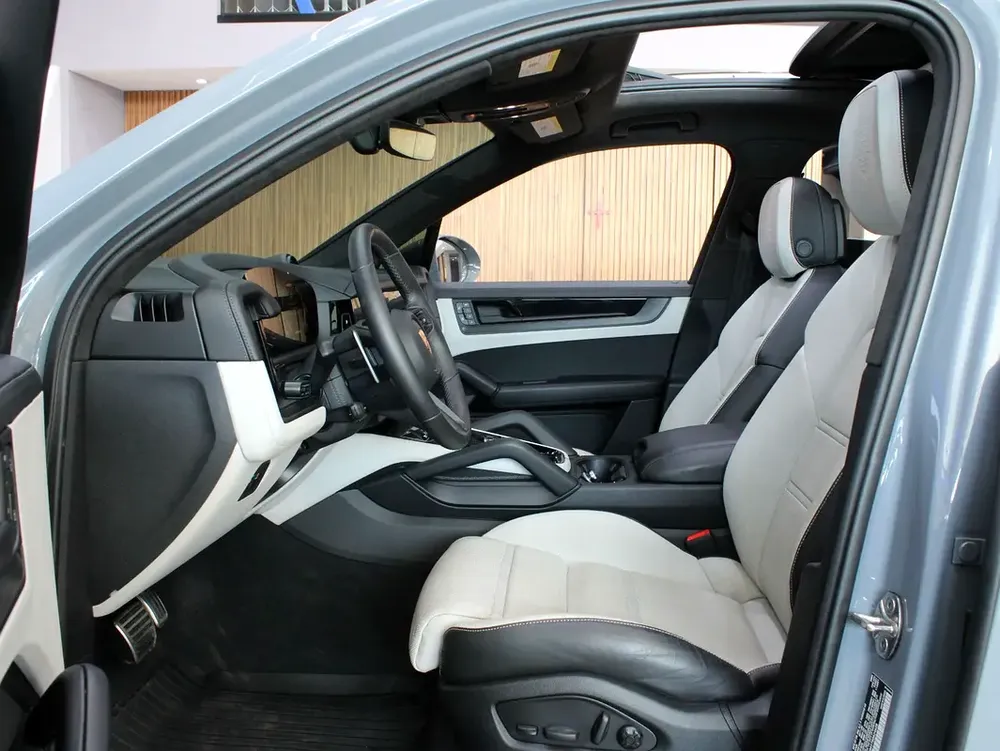 2025 - Porsche Cayenne GTS with warranty for 488,000.00 AED - Image 11