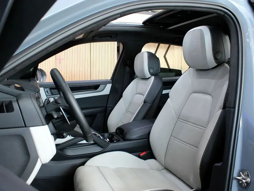 2025 - Porsche Cayenne GTS with warranty for 488,000.00 AED - Image 12
