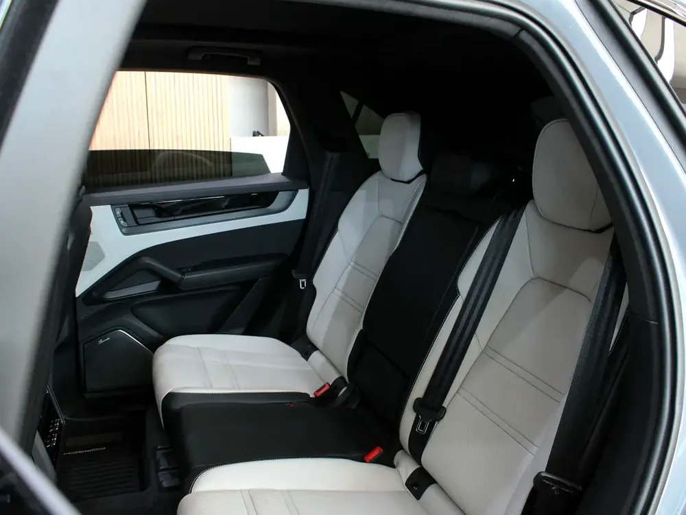 2025 - Porsche Cayenne GTS with warranty for 488,000.00 AED - Image 13
